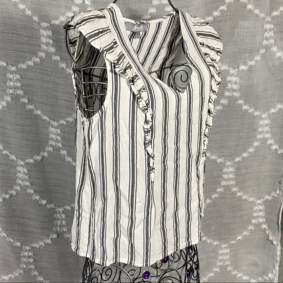Marled white & grey stripped ruffle top size M - Picture 3 of 5